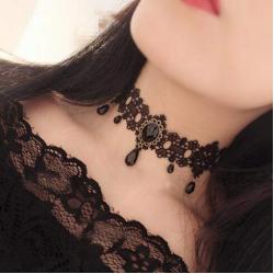 Kercisbeauty Black Lace Choker Gothic Necklace with Crystal for Women and Girls Halloween Party Custume Vintage Thick Choker