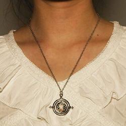 TseanYi Vintage Time Necklace Choker Silver Round Circle Pendant Necklaces Sand Clock Necklace Chain Time Turner Jewelry for Women and Girls (Silver)