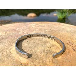 Cathercing Inspirational Bracelet for Women Men Bracelet Cuff Bangle Mantra Quote Engraved Bracelet Encouragement Jewelry for Women (be brave and keep going)